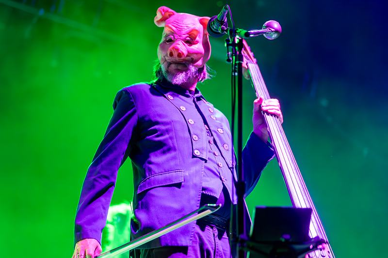 Stage lighting and performance photography — live music documentary